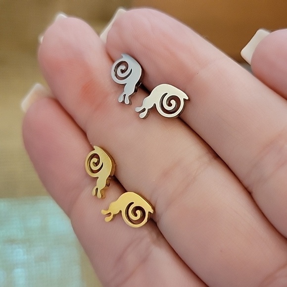 Snail Stud Earrings, choice of color - Picture 1 of 5